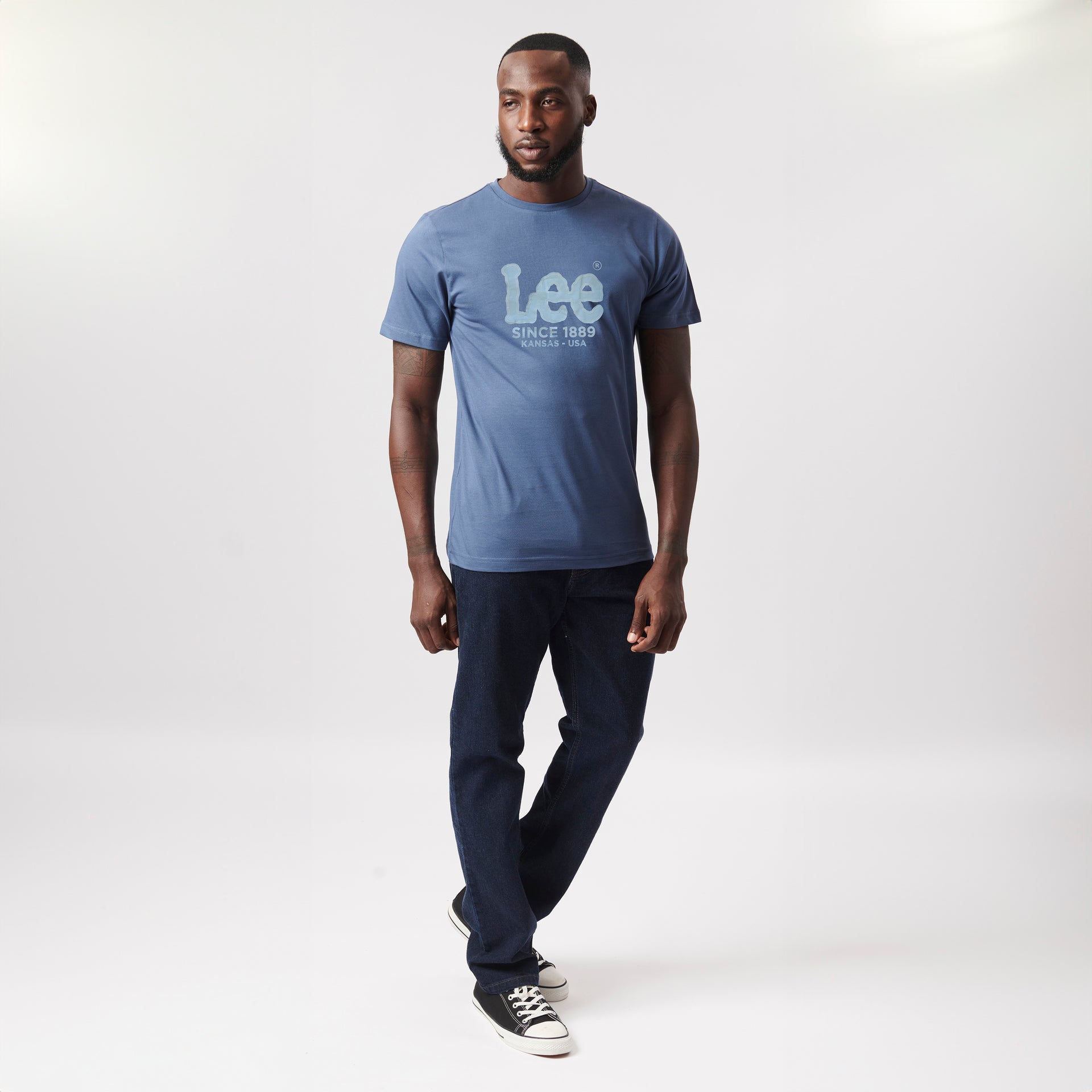 GEL OUTLINE LOGO T-SHIRT IN GRISAILLE