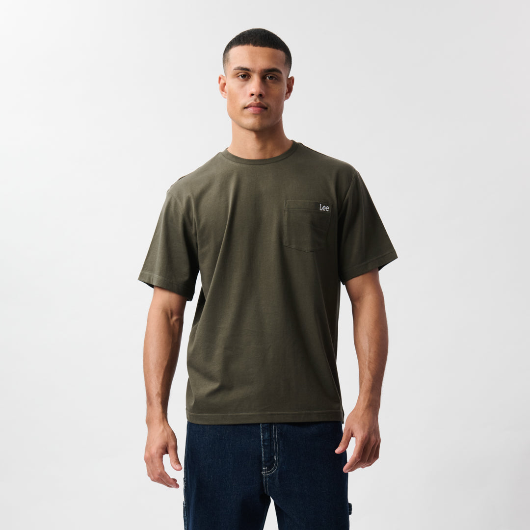 LOGO EMB POCKET T-SHIRT IN NEW TAUPE GREEN