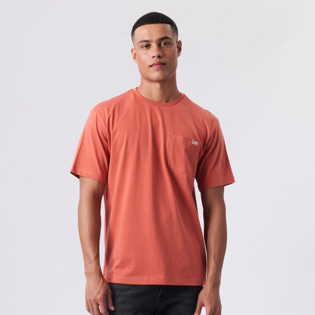 LOGO EMB POCKET T-SHIRT IN REDWOOD