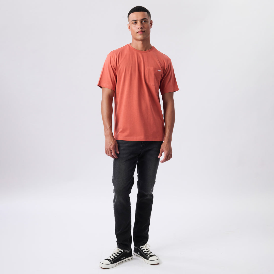 LOGO EMB POCKET T-SHIRT IN REDWOOD