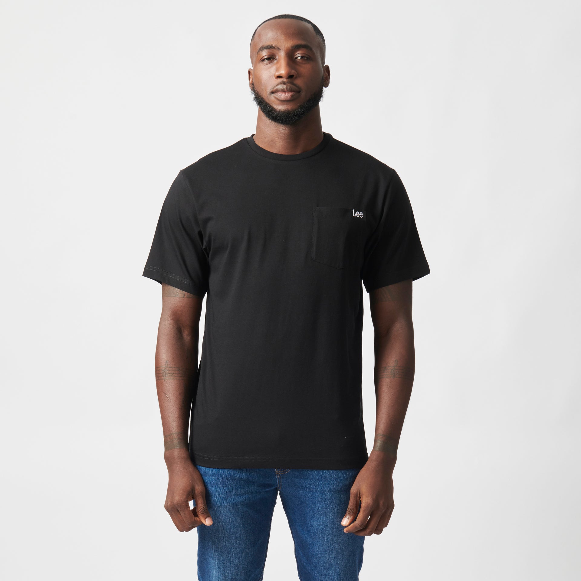 LOGO EMB POCKET T-SHIRT IN BLACK
