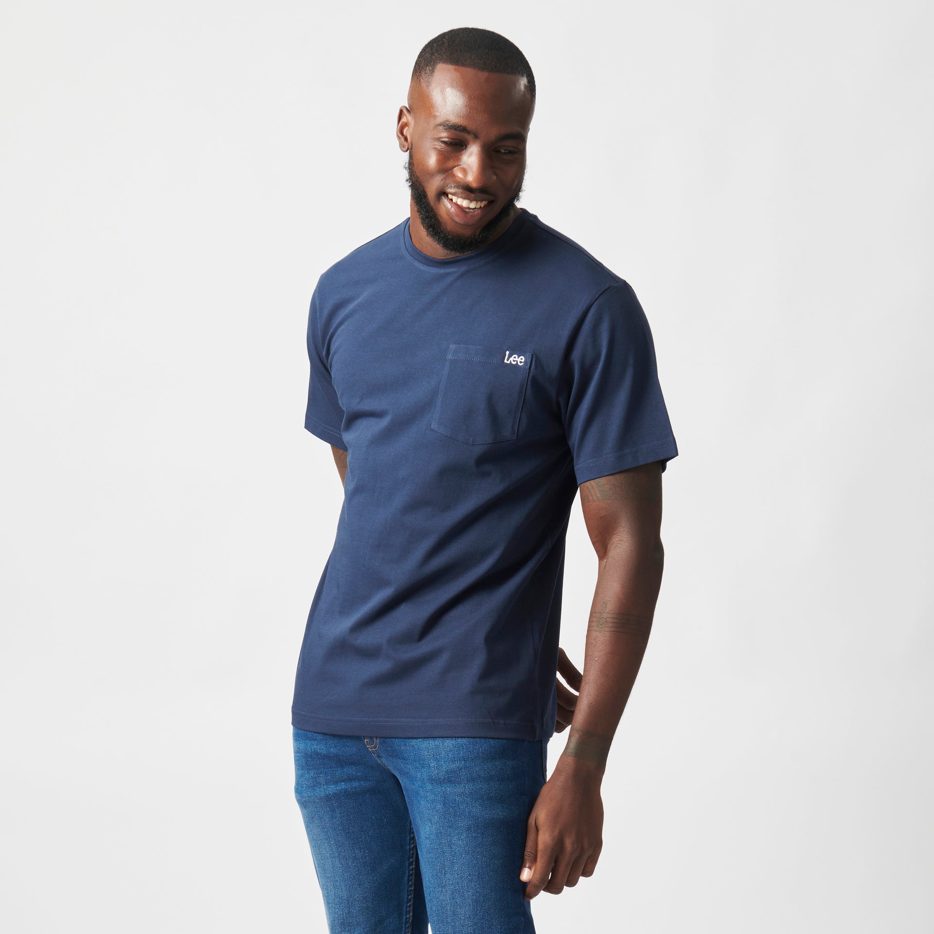 LOGO EMB POCKET T-SHIRT IN SUMMIT NAVY